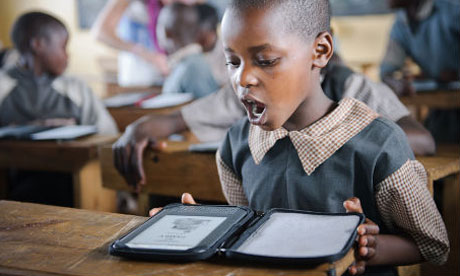 MDG : Kilgris Project in Kenya (?): Student with a tablet